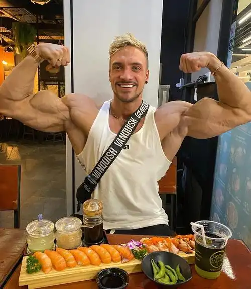 德国肌肉男神,体脂率常年保持9%,胸肌都是拉丝状