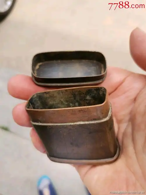 清代厚皮两襄精刻寅生款烟膏盒一个