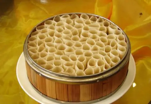 莜面窝窝 莜面窝窝形似圆形小筒,制作时先把莜麦炒熟,磨成面;再把莜面