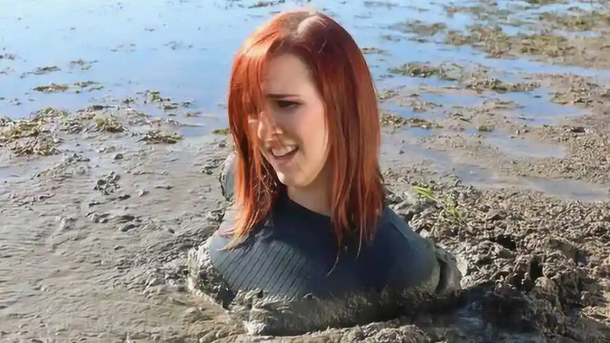 流沙是如何"吞噬"生命的,国外美女"以身试险",场面一度失控!