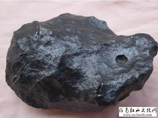 陨石分类:iva组精细八面体铁陨石 陨石总重:26吨 化学成分:铁90%,镍8%