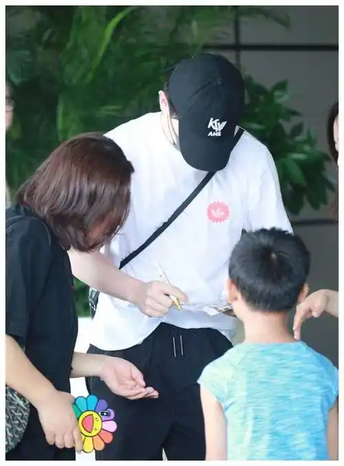 原创宠粉狂魔邓伦白t搭棒球帽与粉丝合影清爽帅气大男孩太撩