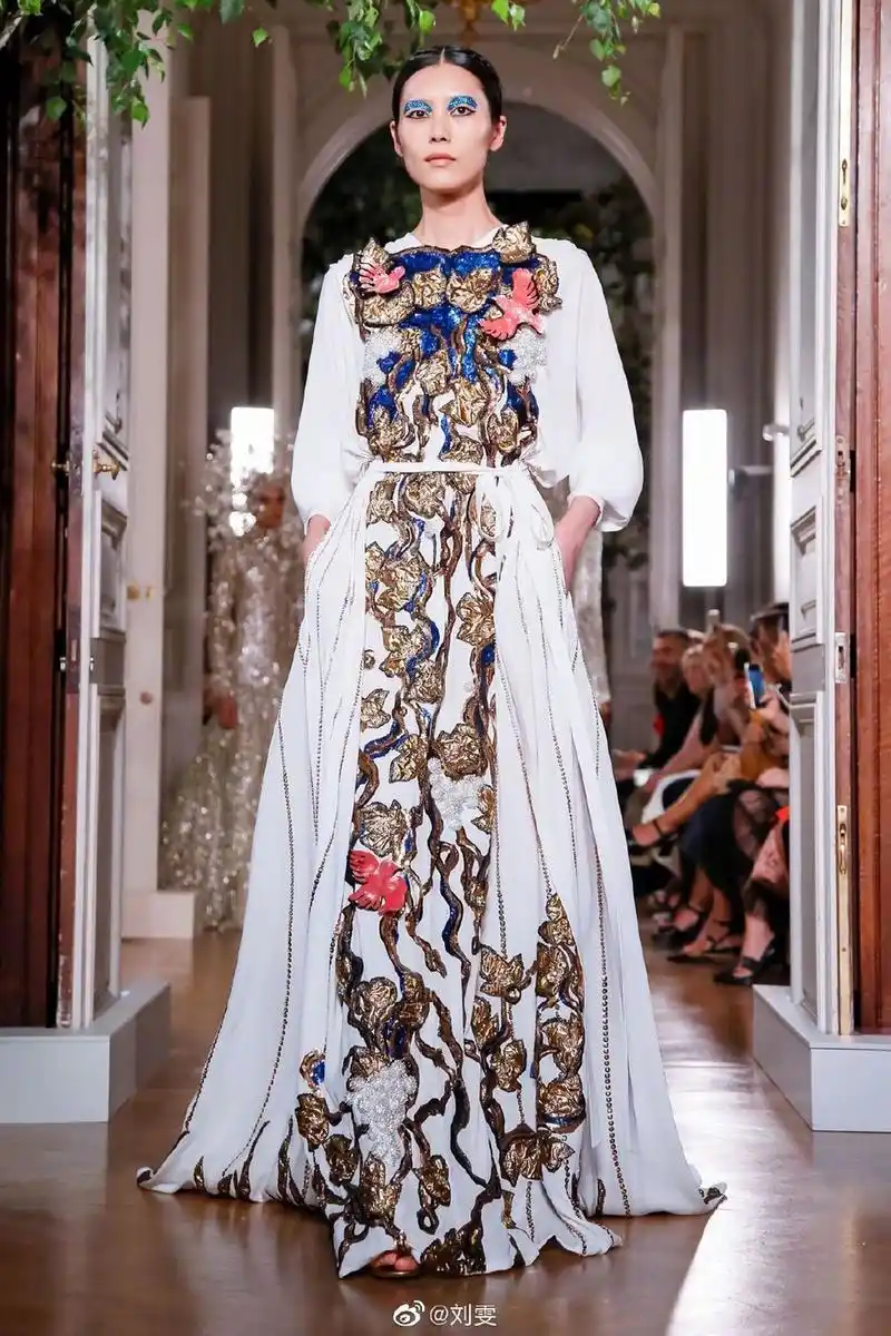 刘雯蘑菇头造型独特时尚走秀气场全开国际范十足