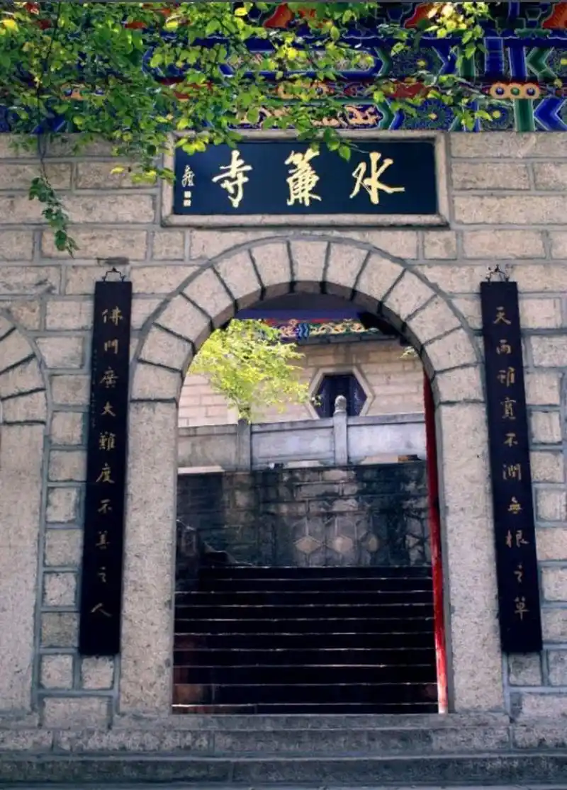 水帘寺位于桐柏县城西六公里的山峡中.