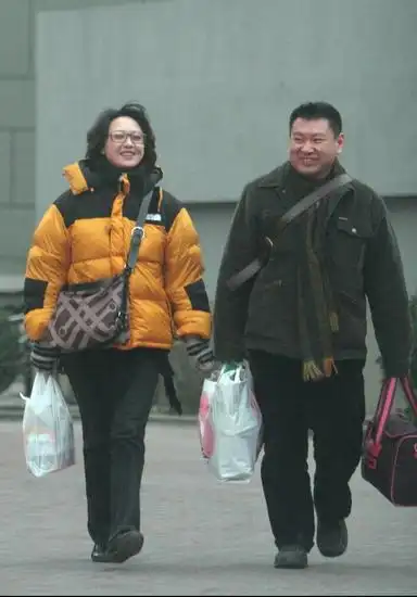 图文:张斌胡紫薇风波后首曝光-胡紫薇满面笑容