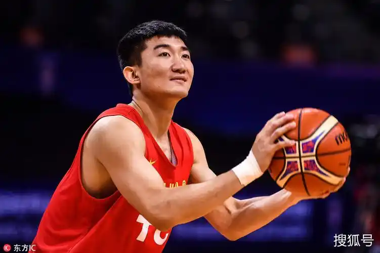 中国男篮红队训练备战 赵睿秀单臂扣篮帅气拉风