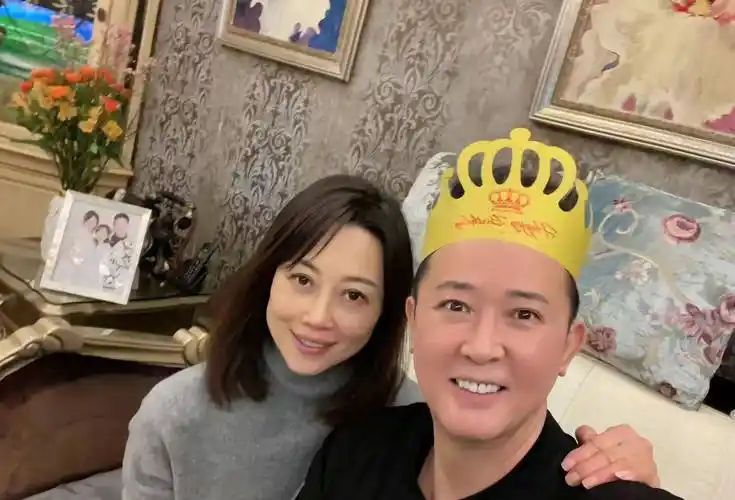 歌手汪正正:当年为挽回爱人,不惜下跪,如今直播卖货,一字千金_张靖宇