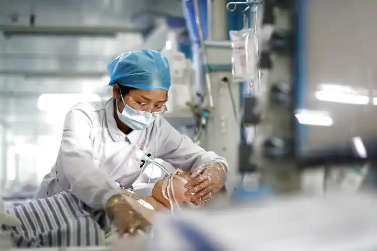 5月11日,在贵州省丹寨县人民医院重症医学科病房,护士雷高琴为患者