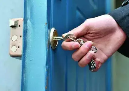 习以为常的开门,居然要分解成四部动作,平常或许并不觉得麻烦,但如果