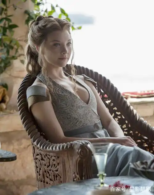 《权力的游戏》珊莎肚脐装真仙,小玫瑰深v直率,网友:想看龙妈