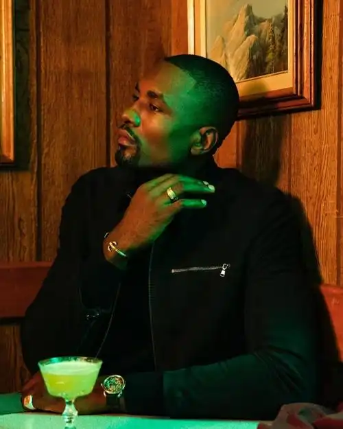 伊巴卡晒精致侧颜环境灯光美酒型男相得益彰