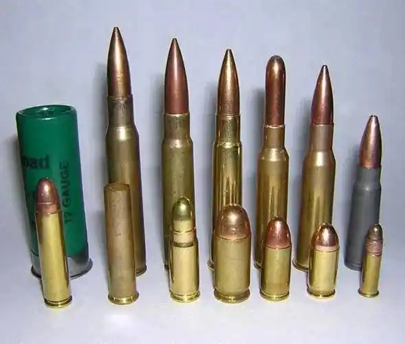 子弹口径越小,消音器的效果就越好,位于图中右下角的就是.22lr子弹.