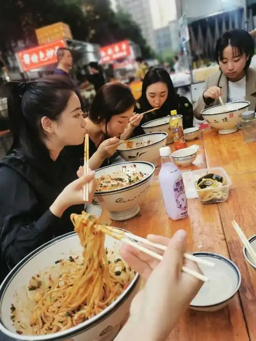 在西安女孩子都用这种碗吃饭吗