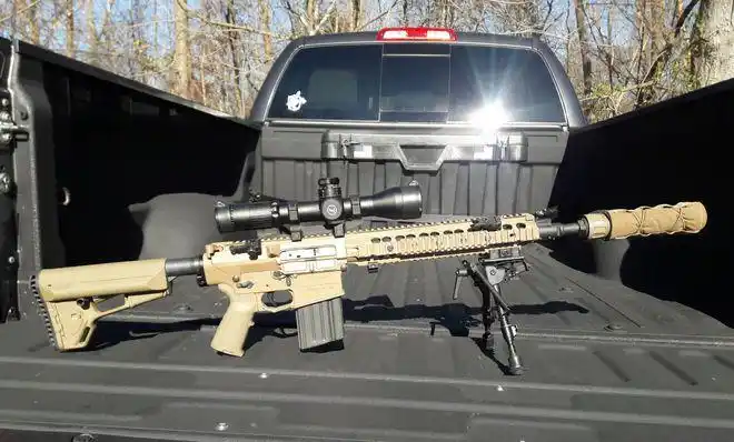 sr25虽然没有被海军陆战队采纳,但是一直在暗中观察的美国陆军却购买