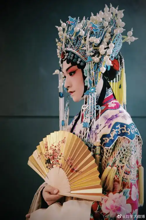 倒仓: 戏曲演员在青春期发育时嗓音变低或变哑,不同人倒仓持续