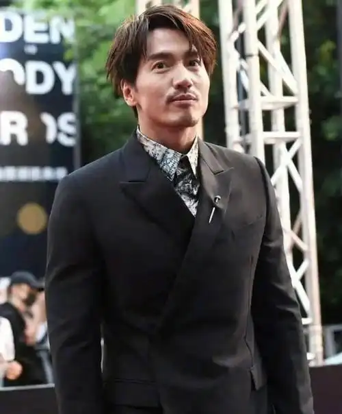 43岁言承旭胡子拉碴现身红毯苍老许多,错过林志玲意难平