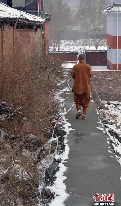 中新网五台山3月20日电题:探访中国佛教圣地五台山千年古寺隐居僧