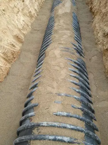 图为管道分层回填砂.