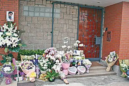 各地歌迷到宝福山及故居致祭,更有一名内地中年汉自称是张国荣的儿子