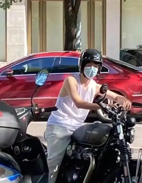 刘昊然38度高温天"打野球",身材略显消瘦,打完骑摩托潇洒离开|吴磊