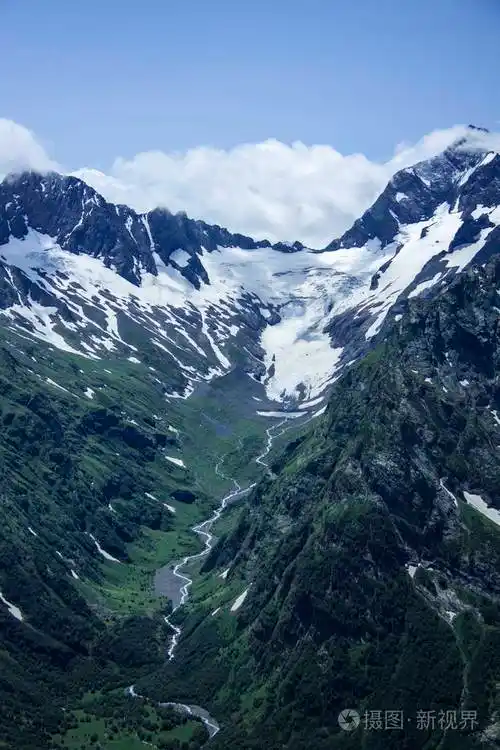 高加索山脉的垂直美丽全景