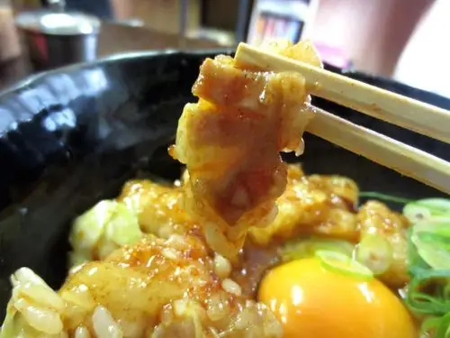 在兵库县「杉本食堂」品尝便宜又过瘾的大众美食内脏丼