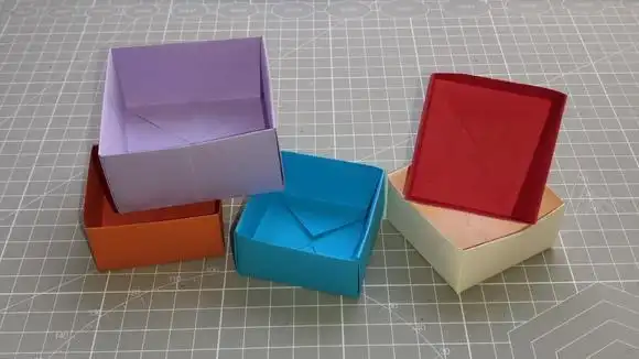 折法非常简单的折纸收纳盒可以作为垃圾盒使用