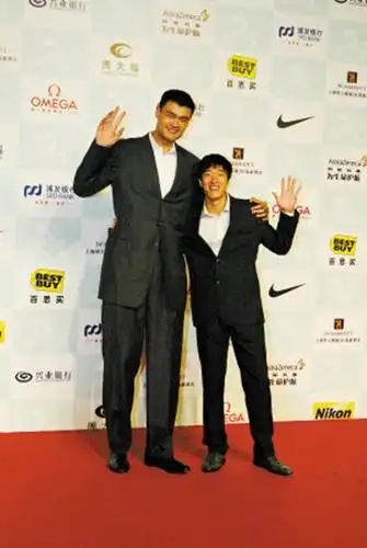 有一种最萌身高差叫"与姚明合影"【图】