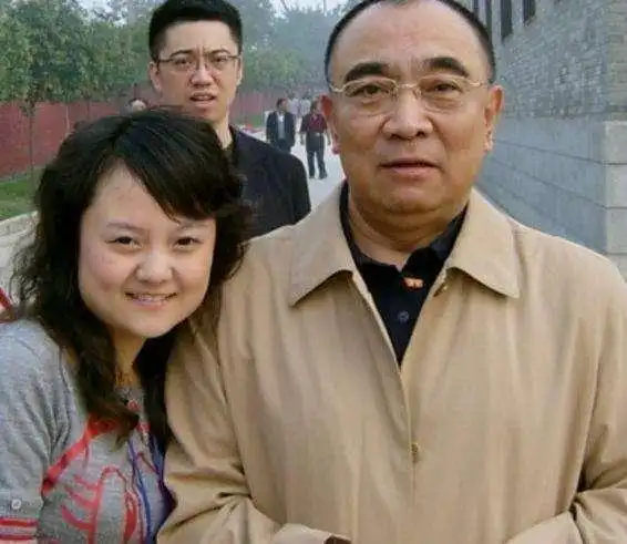 生活中他跟老伴恩爱多年,不过鲍国安的妻子退休早,退休后一直跟着