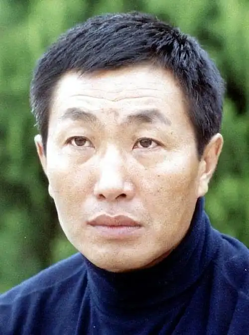 老戏骨杜源:4岁结识爱妻,结婚41年零绯闻,如今女儿成他的骄傲