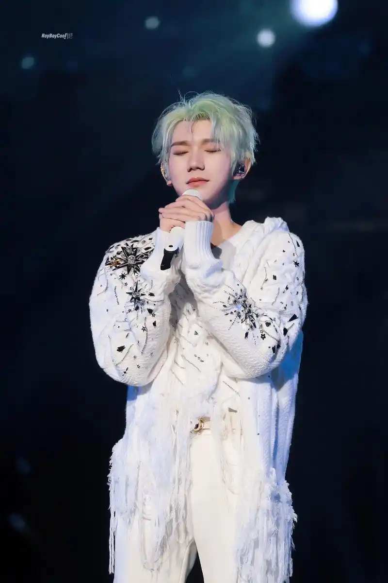 最近王源就染了一个浅绿色的头发,自己发文说都要认不出自己了.