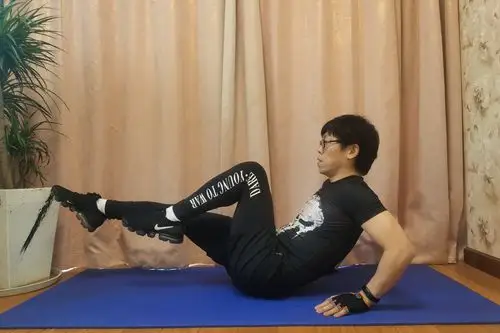 促动在线——单车卷腹训练动作