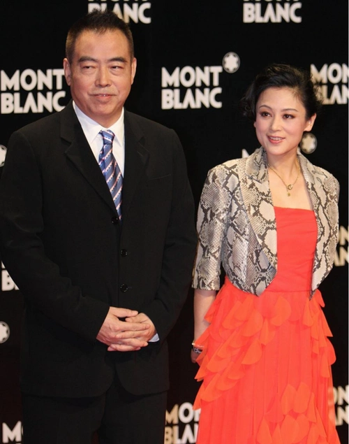 陈红和陈凯歌一起亮相,穿蛇纹图案外套内搭橙色连衣裙,端庄大气