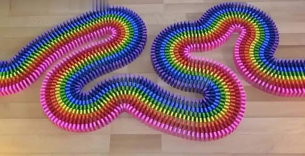 满足你的视觉盛宴,彩虹多米诺骨牌各种摆法推倒!