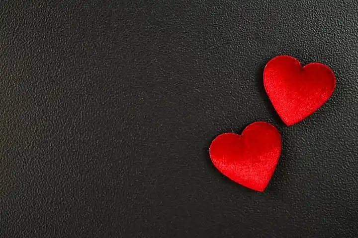 红色的心感到黑色的背景.情人节贺卡.爱的纹理声明