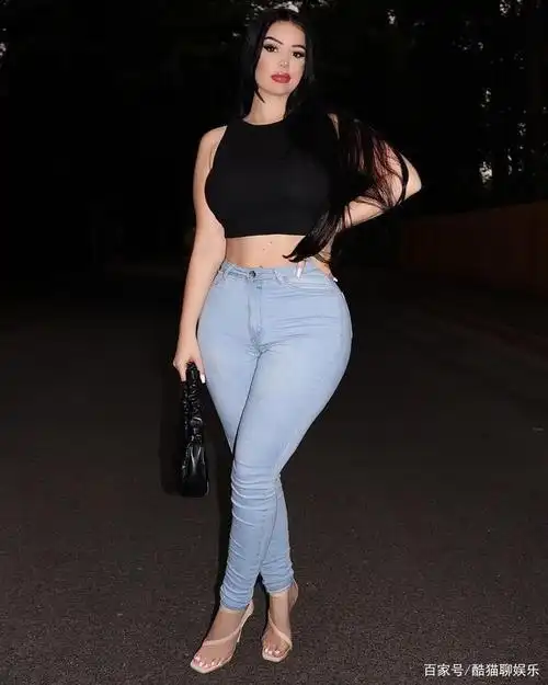 何谓"好身材"?130斤的美国模特却不显胖,曲线的身姿令人羡慕