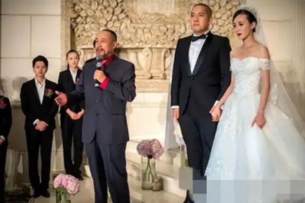 回顾演员张丰毅:对吕丽萍和儿子漫不经心,将小12岁的霍凡宠成宝