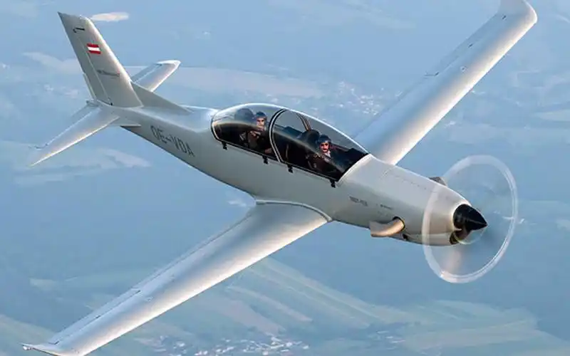 奥地利钻石飞机公司dart-450涡桨初级教练机首飞视频