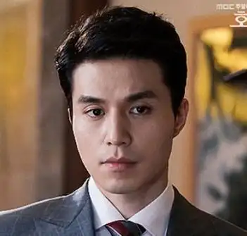 简介对抛弃母亲和自己的父亲心怀怨念的冷血酒店经理车载元(李栋旭饰)