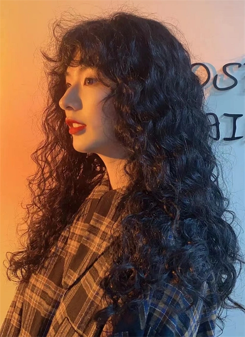 羊毛卷更适合中长发的妹子,长款羊毛卷不仅给人一种