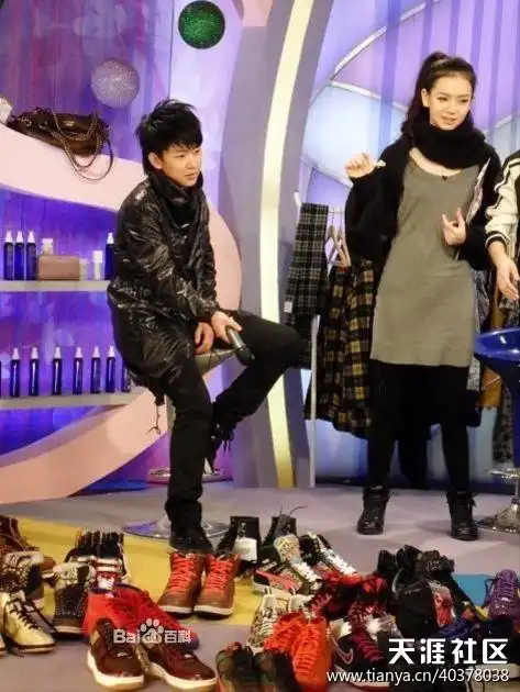 放点戚薇以前和林子君一起上节目的照片,可以看出他们关系