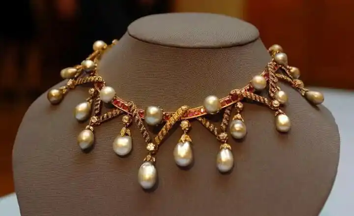 珠宝# 法国皇后玛丽·安托瓦内特的珍珠项链,原是她上断头台前一耐行