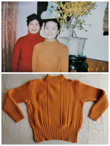我和母亲穿的毛衣 一样的美丽大方,好看!都是母亲织的.