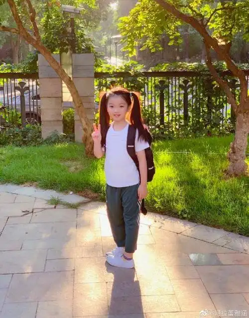 7岁阿拉蕾升级成小学生路上开心比耶进校门一秒变脸