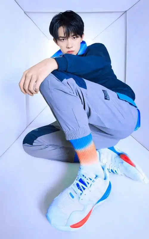 易烊千玺 adidasoriginals品牌代言人