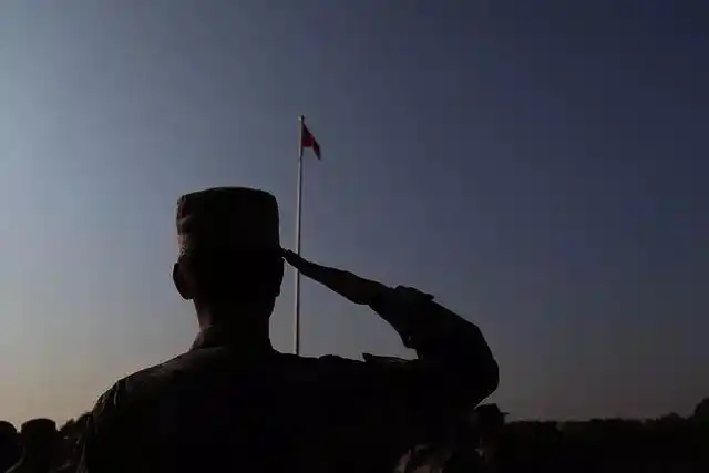 向着国旗敬礼的那一刻被子真的可以叠得跟电视里演得一样!