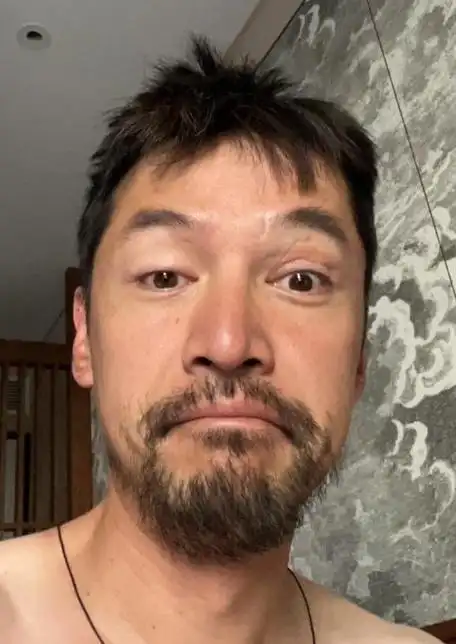 以至于他的精神状态都引起了粉丝的强烈不满,图中胡歌胡子拉碴,整个人