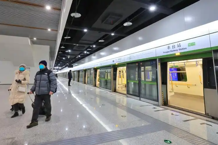 12月31日,地铁16号线南段开通,乘客在丰台站下车.