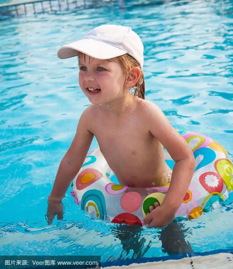 小女孩在游泳池里游泳