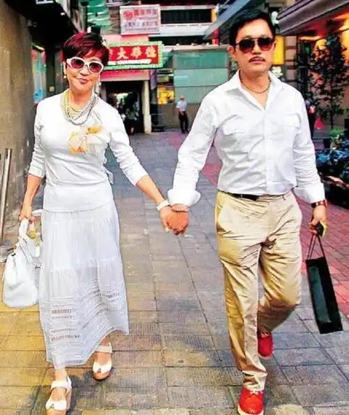 虽然众人纷纷为江耀城抱不平,但这安全不影响两人的感情,就像这次与